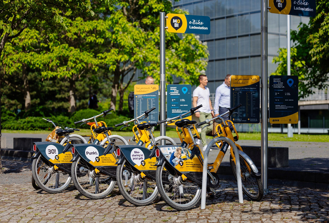 4 gelbe Mietfahrräder am Mobi Point vor der Gläsernen Manufaktur