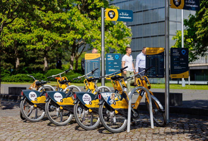 4 gelbe Mietfahrräder am Mobi Point vor der Gläsernen Manufaktur