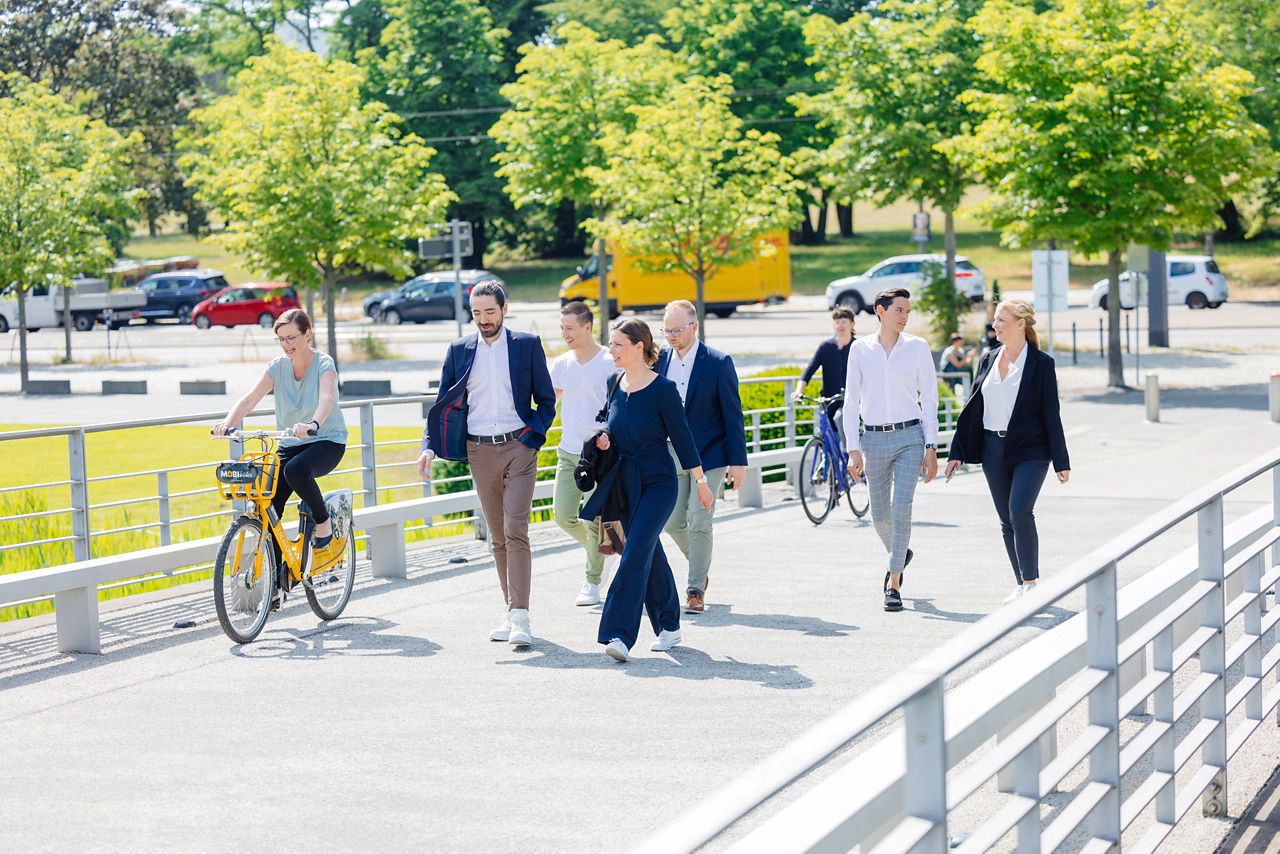 Gäste auf einer Brücke zur Gläsernen Manufaktur von VW