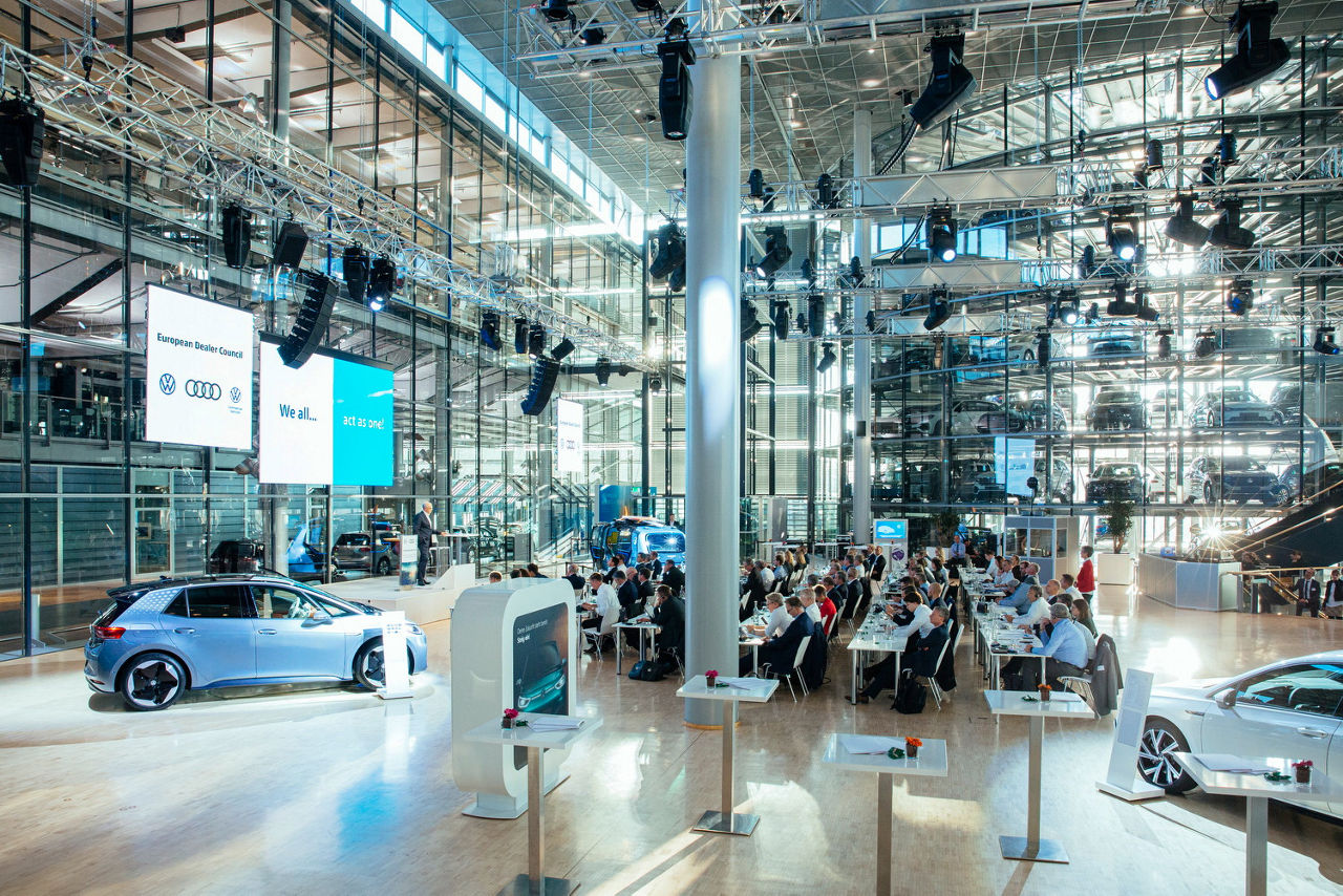 Eine Veranstaltung mit Besuchern im ID Forum der Gläsernen Manufaktur von Volkswagen