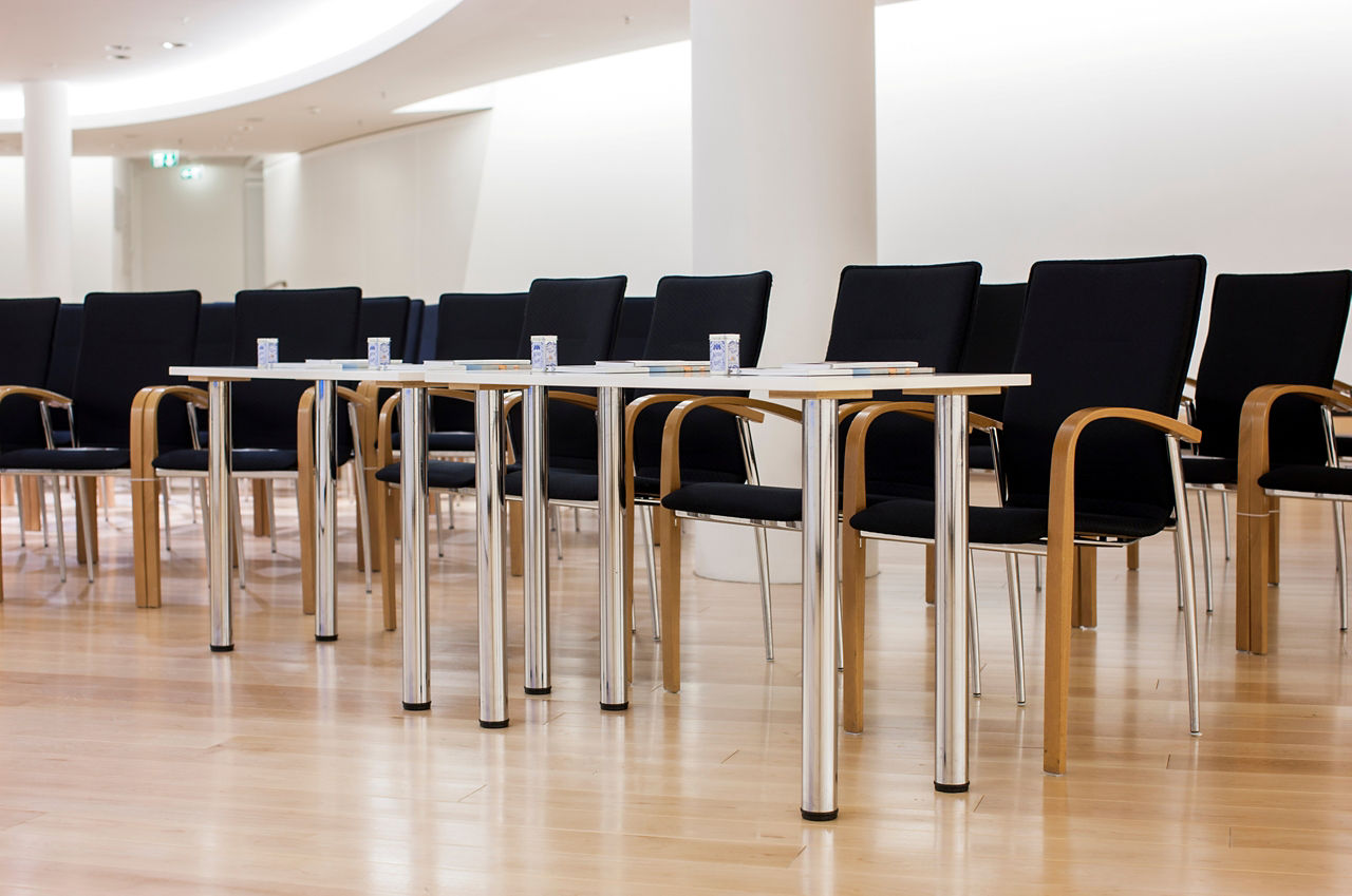 ID Floor mit Stühlen und Tischen