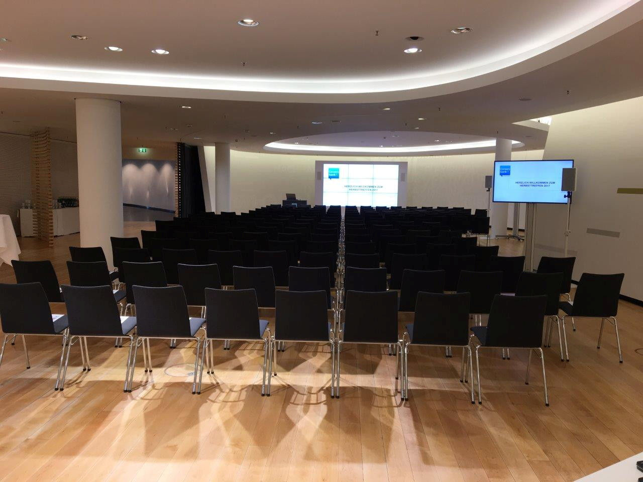 ID Floor mit Stühlen und Videowand