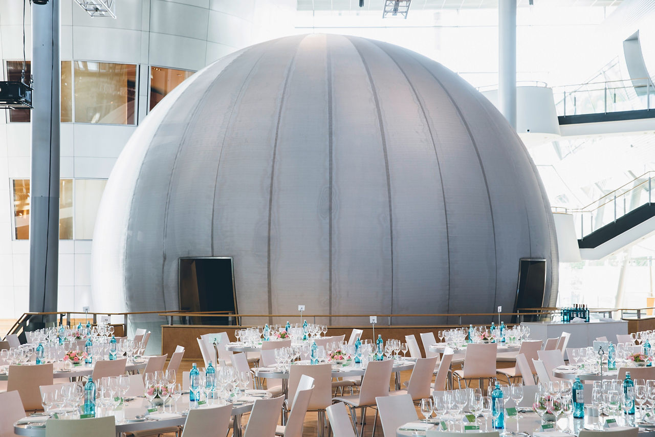 ID Floor mit Dekoration für Veranstaltung und dem ID Globe im Hintergrund