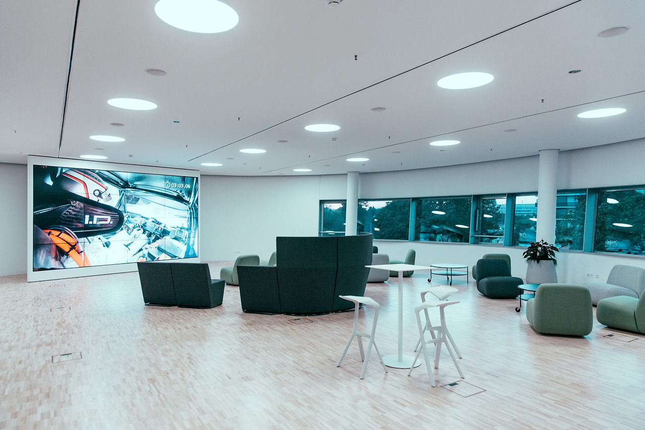 ID Studio mit Videowand und Sitzmöbeln