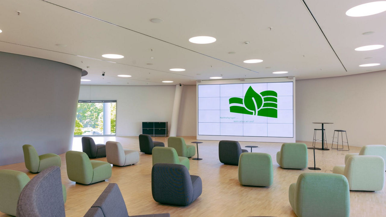 ID Studio mit Videowand und Sitzmöbeln