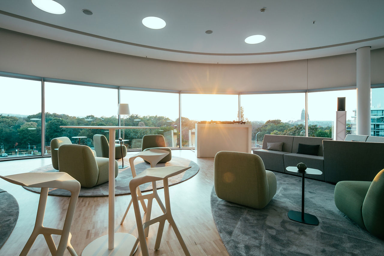 ID Lounge Atelier Innenansicht mit verschiedenen Sitzmöbeln und Tischen