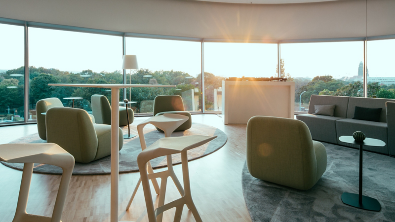 ID Lounge Atelier Innenansicht mit verschiedenen Sitzmöbeln und Tischen