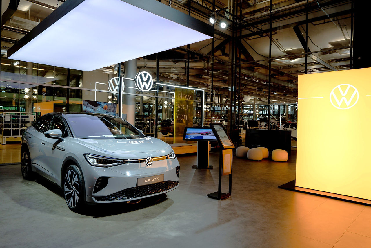 Ein ID 5 wird im ID Store präsentiert der Gläsernen Manufaktur präsentiert