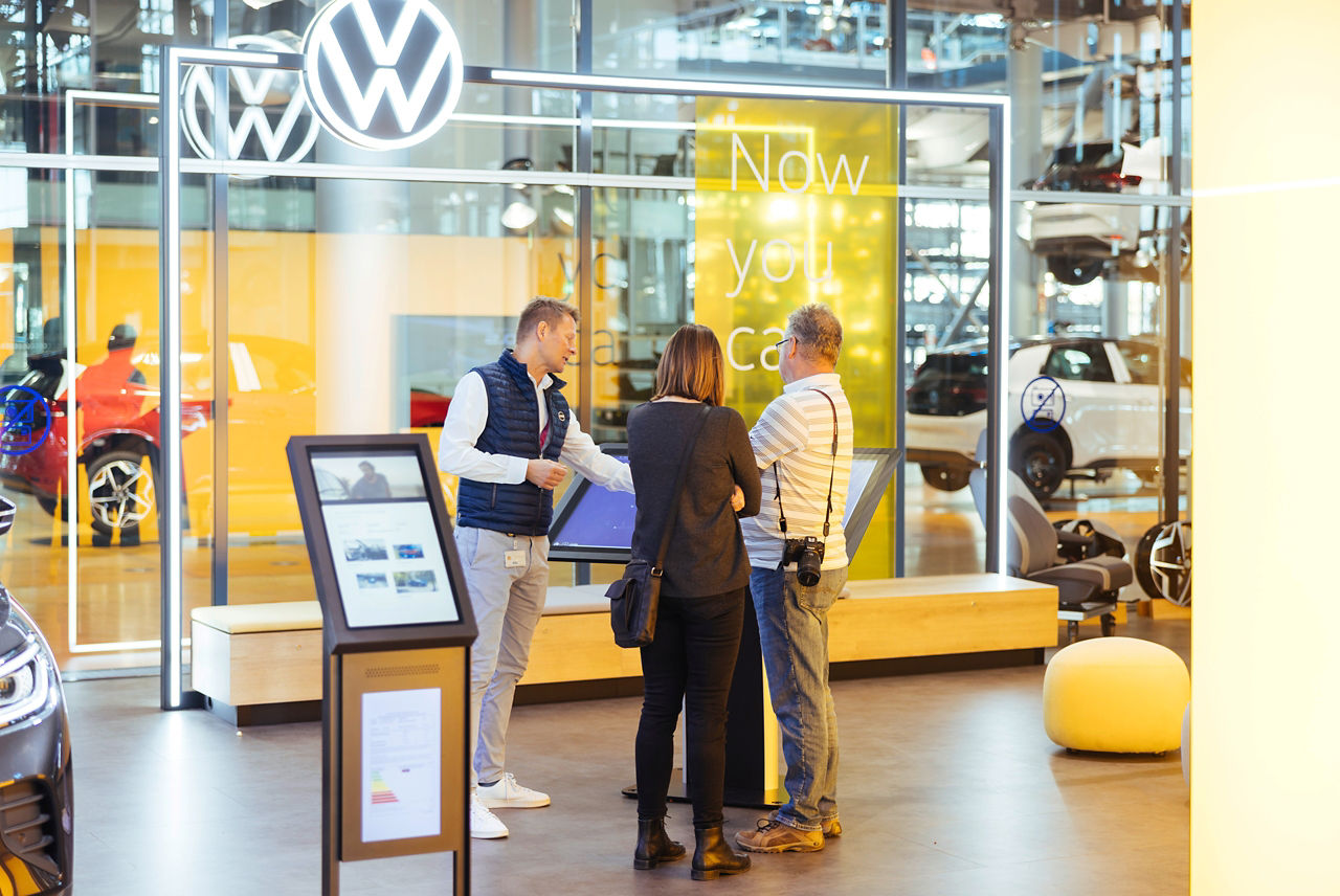 Ein Mitarbeiter berät Interessenten im ID Store