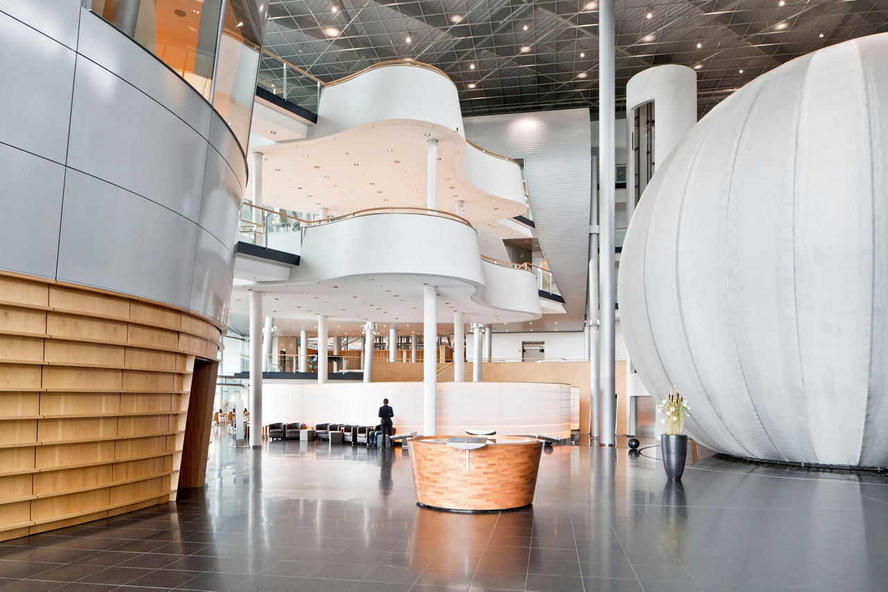 Blick in den ID Square mit Kugelhaus in der Gläsernen Manufaktur von VW