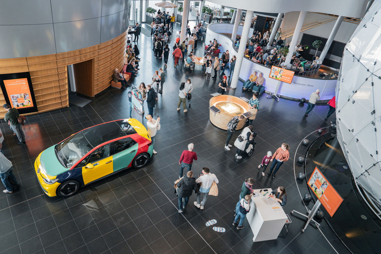 ID Square mit dem ID 3 Harlekin und Gästen in der Gläsernen Manufaktur von VW