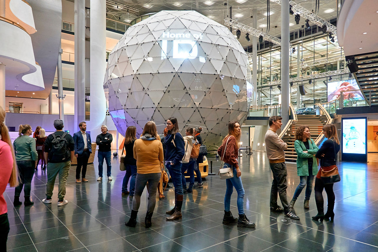 ID Square und ID Globe mit Gästen während einer Veranstaltung