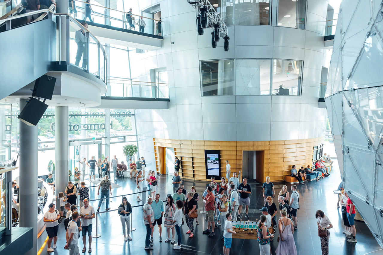 ID Square mit Gästen in der Gläsernen Manufaktur von VW
