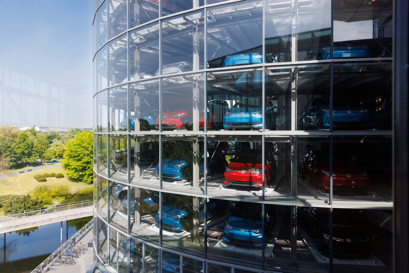 Exterior view of the vehicle tower of the Gläserne Manufaktur with blue and red vehicles