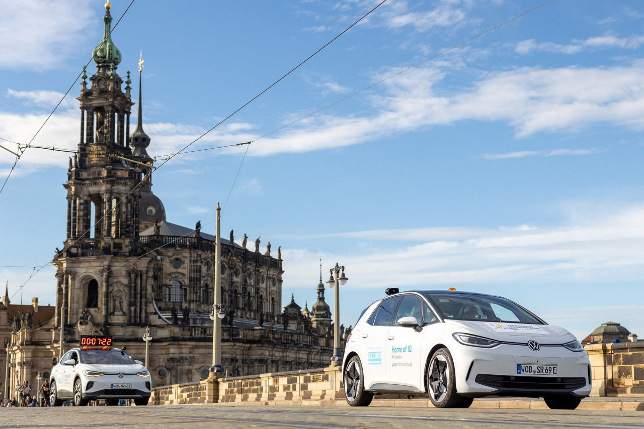 Dresden Maraton mit 2 Begleitfahrzeugen vor der Dresdner Hofkirche