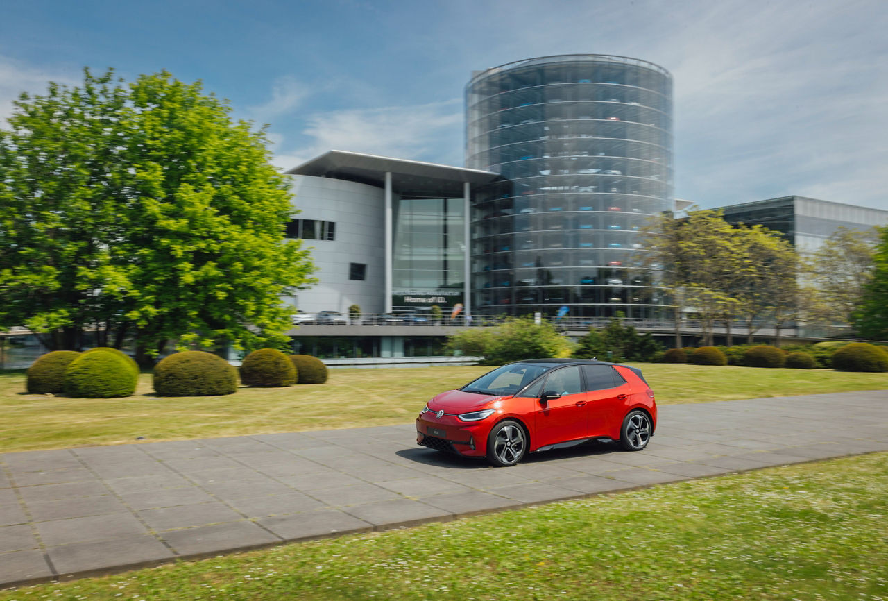 In roter ID 3 vor der Gläsernen Manufaktur von VW