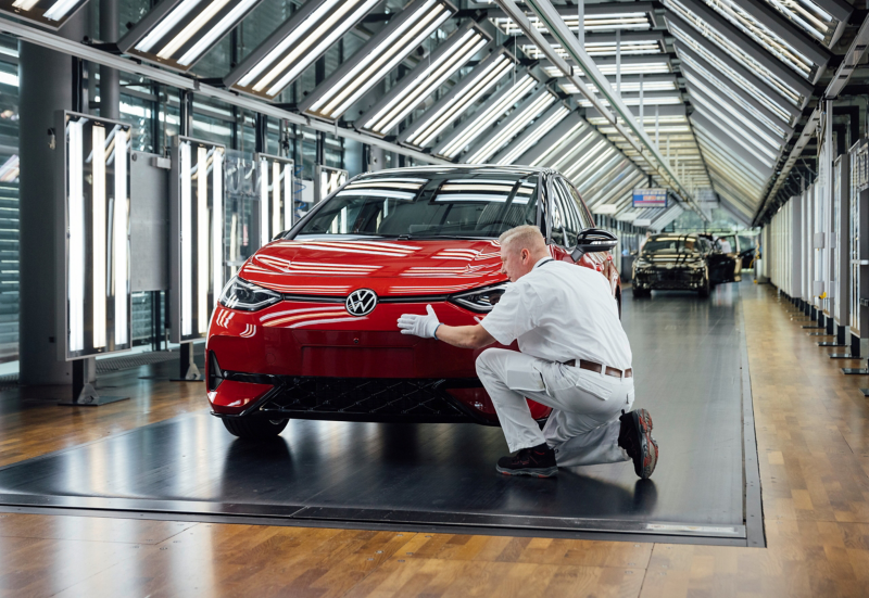 An employee checking the quality of an ID 3 in the light tunnel