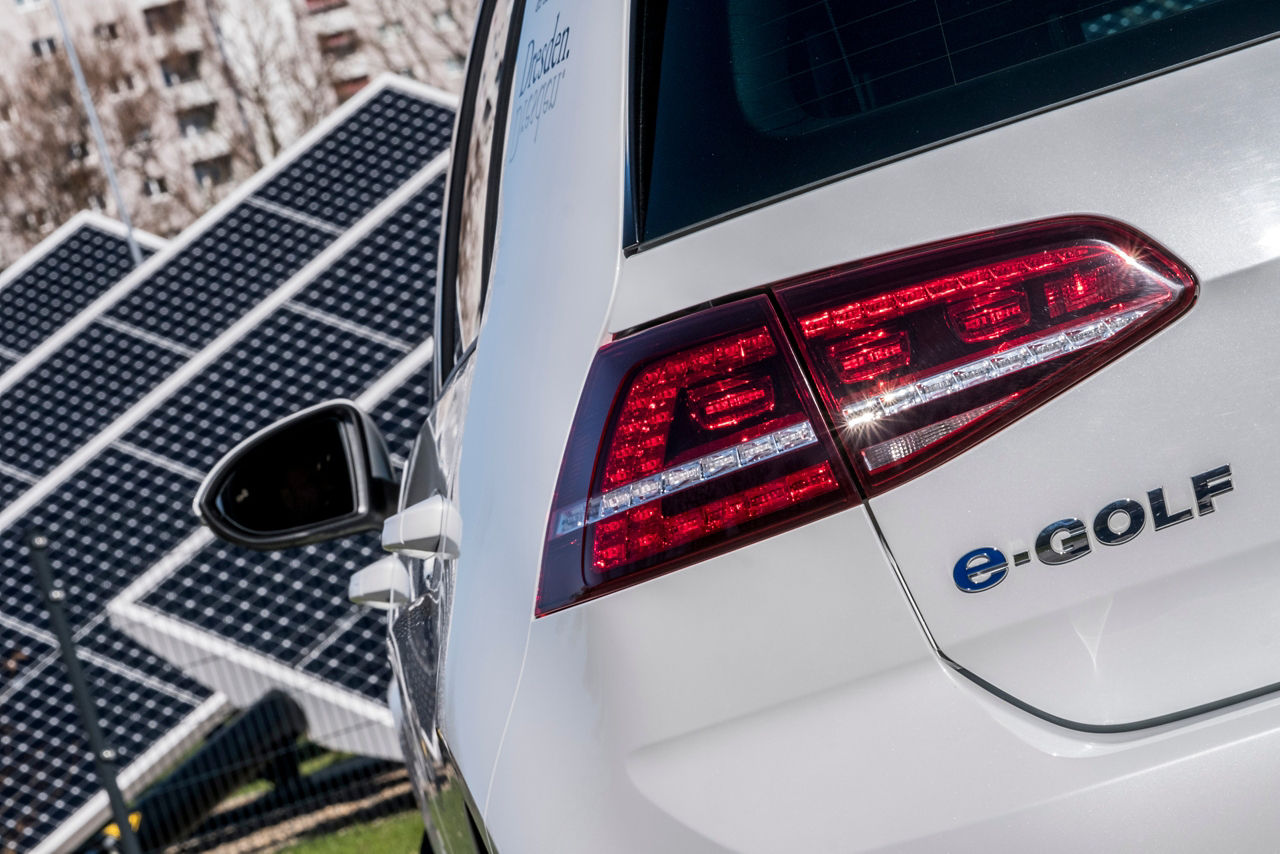 Das Heck eines E Golf vor Solarpanel in der Gläsernen Manufaktur von VW