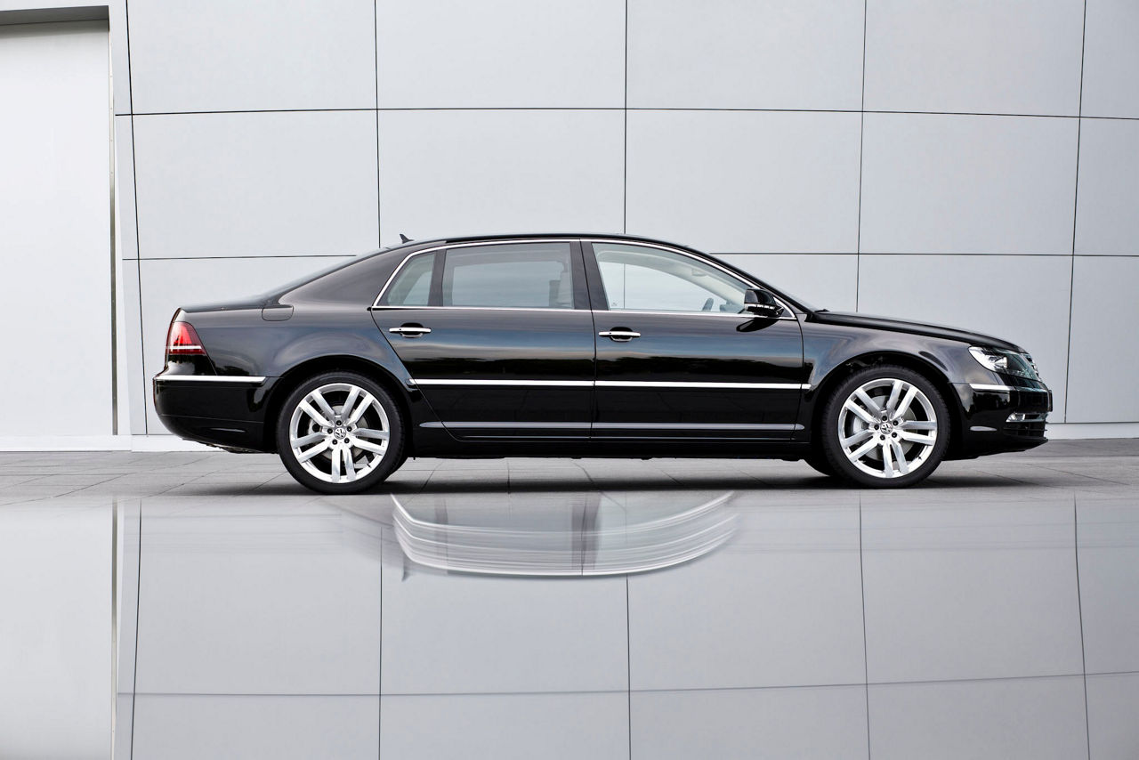 Ein VW Phaeton vor der Gläsernen Manufaktur von VW