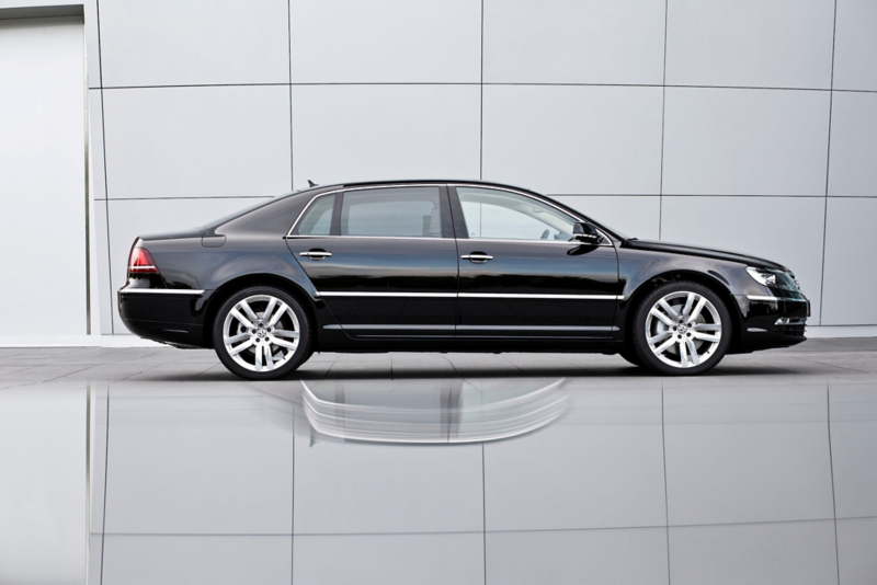 A black VW Phaeton in front of VW's Gläserne Manufaktur