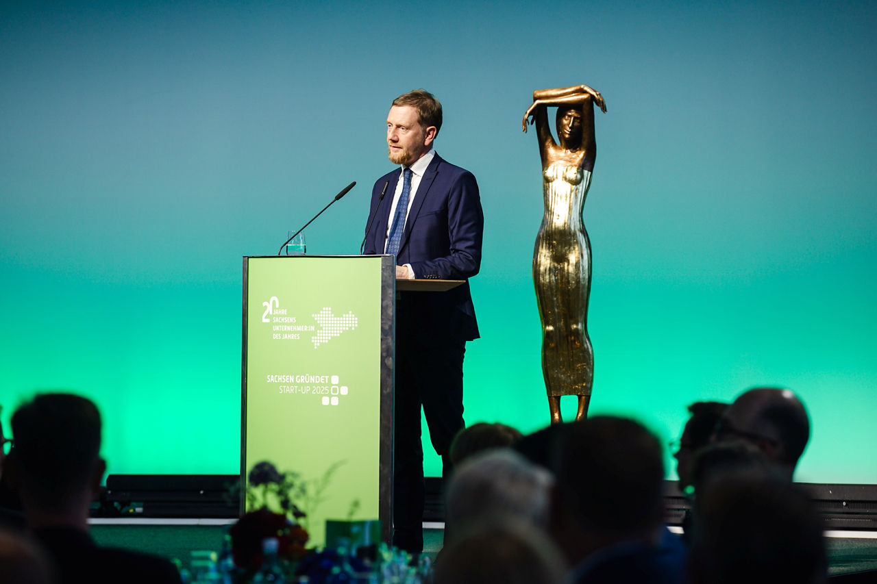 Der Sächsische Ministerpräsident hält eine Rede in der Gläsernen Manufaktur
