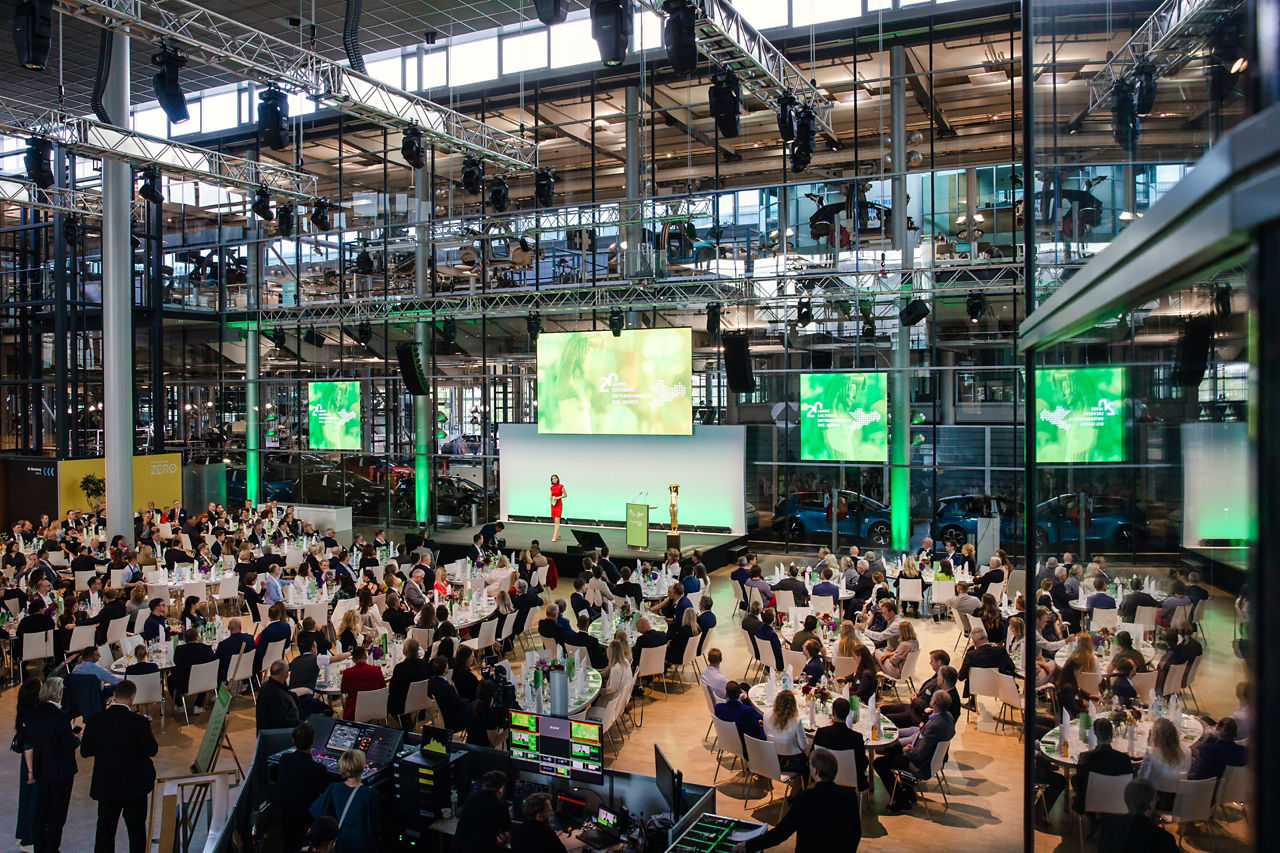 Eine Veranstaltung mit vielen Gästen in Der Gläsernen Manufaktur
