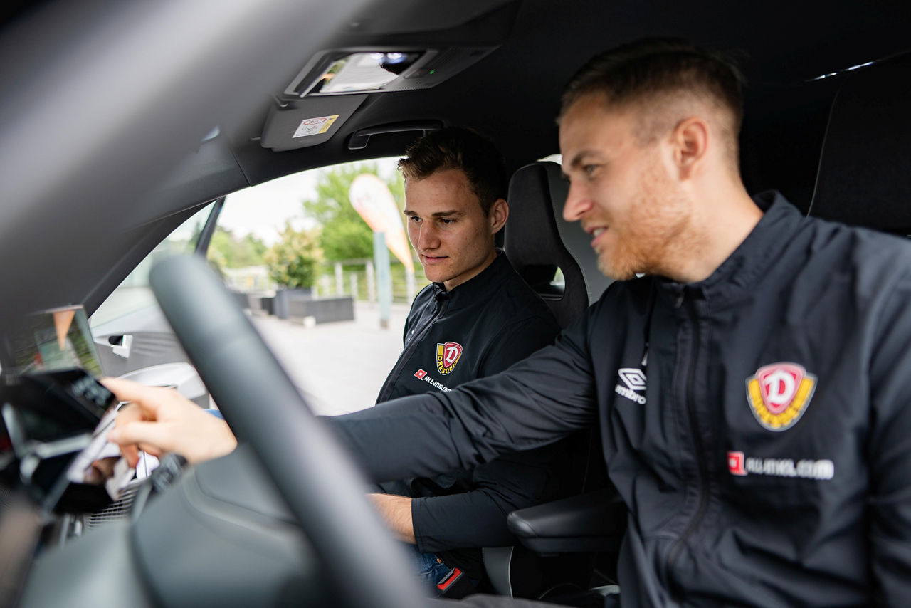 2 Spieler von Dynamo Dresden sitzen in einem Fahrzeug