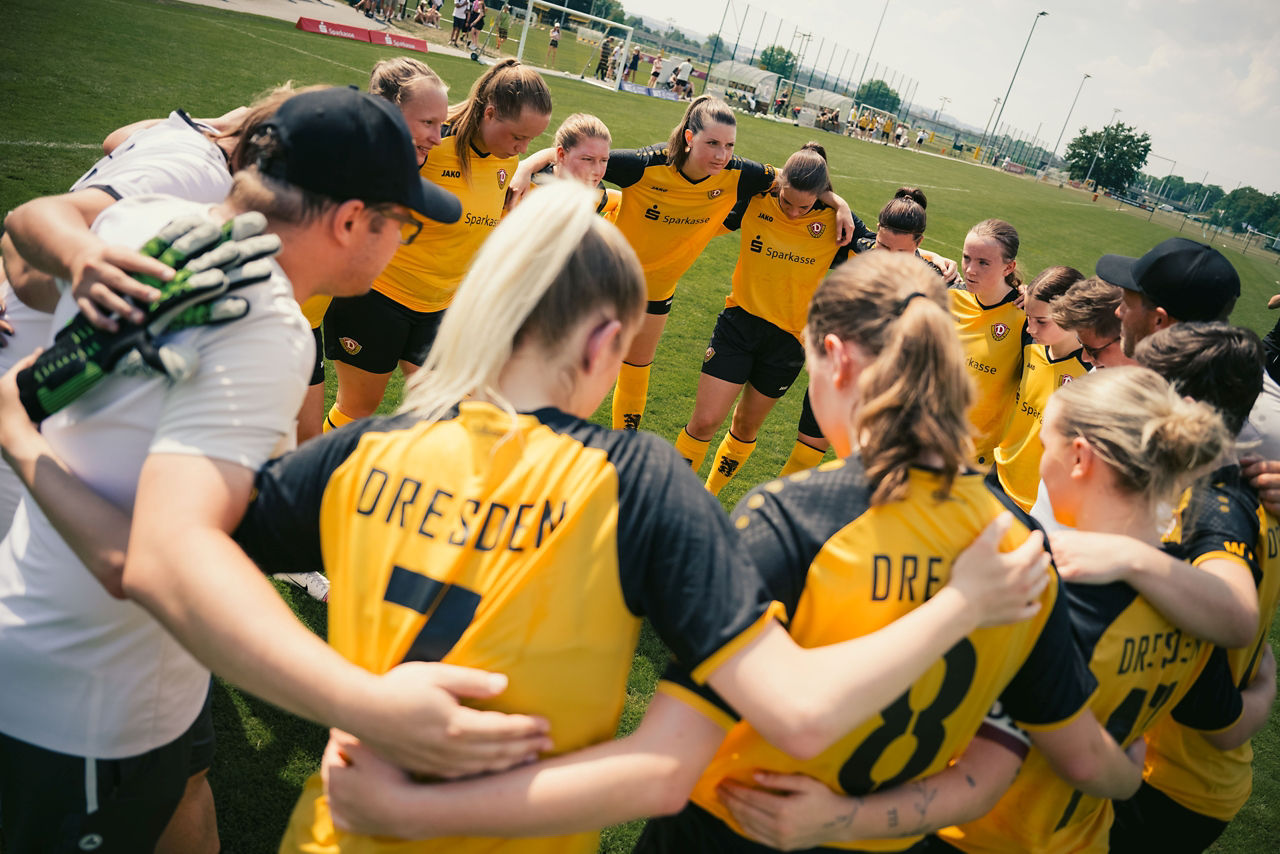 Die Frauenmannschaft von Dynamo Dresden umarmt sich auf dem Spielfeld