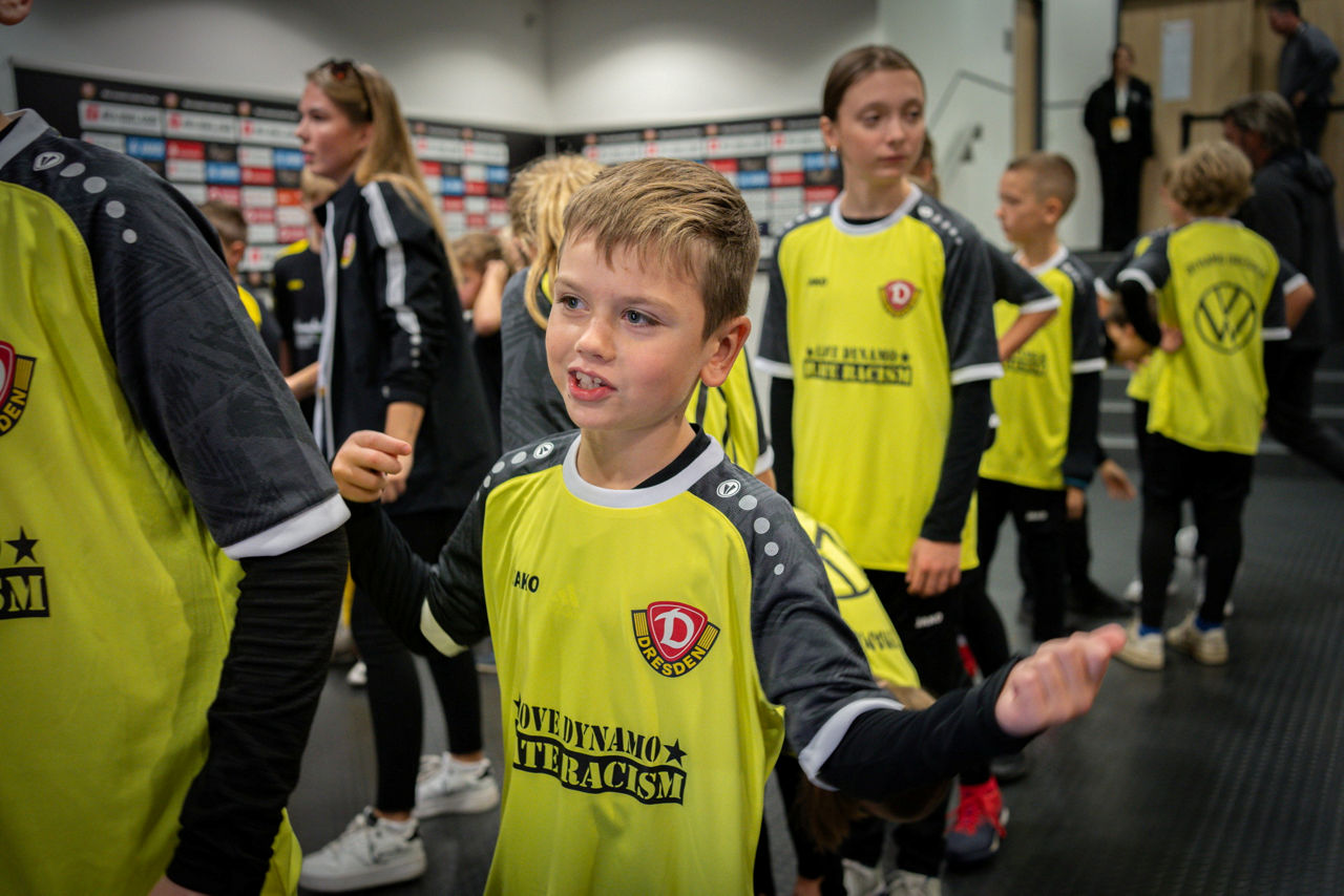 Einlaufkinder in Räumlichkeiten des Stadions von Dynamo Dresden
