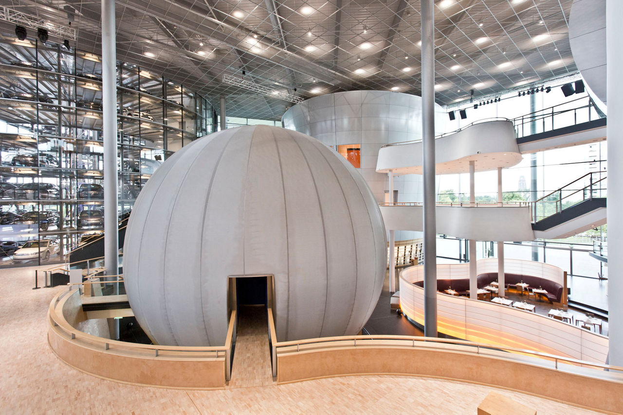 Das Kugelhaus im Innenraum der Gläsernen Manufaktur von VW