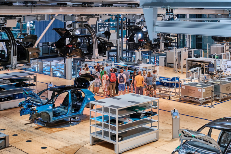 A group of visitors during a guided tour through the world of experience of VW's Transparent Factory