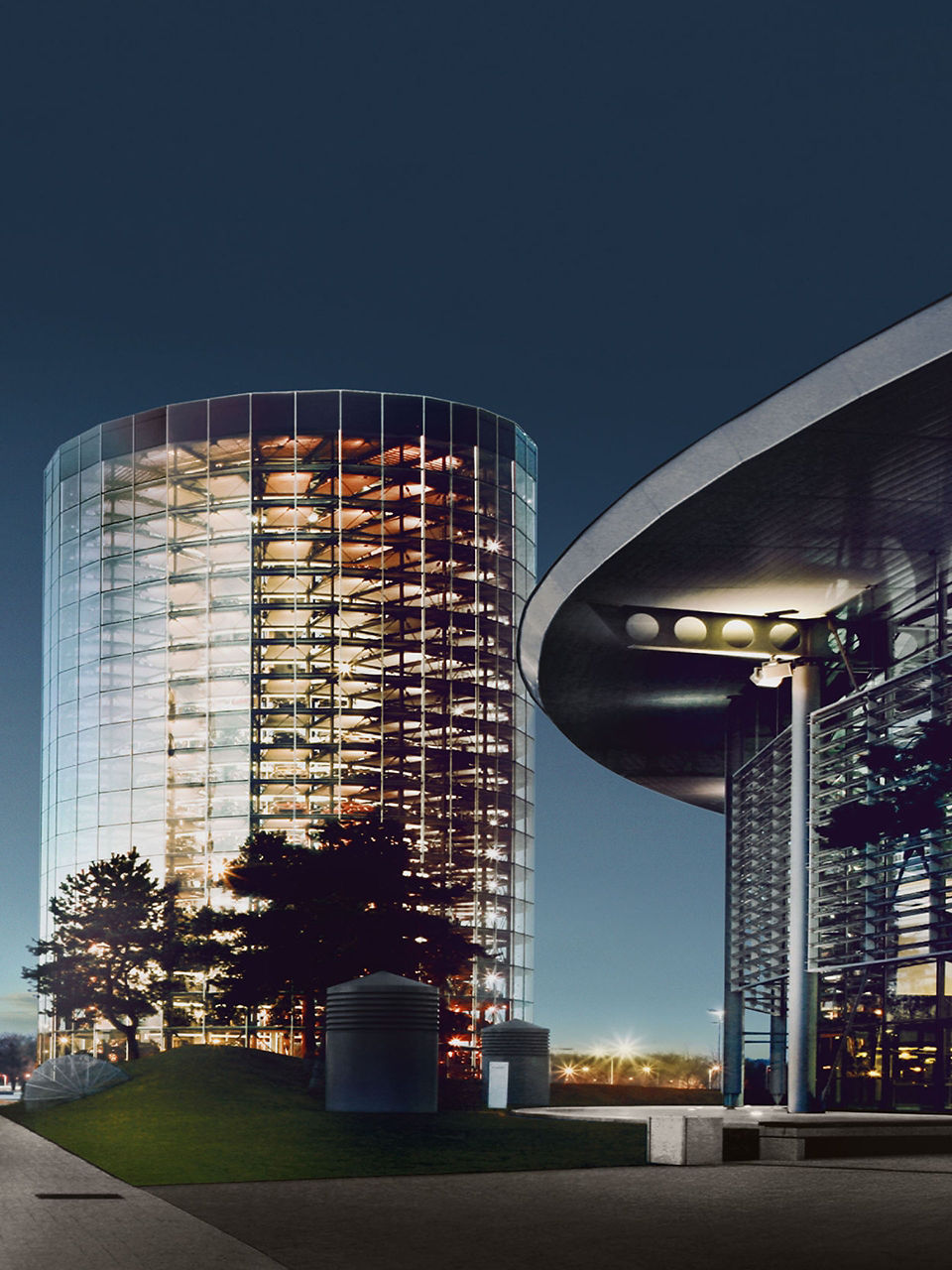 Blick auf Autoturm und VW Pavillon in der Autostadt Wolfsburg
