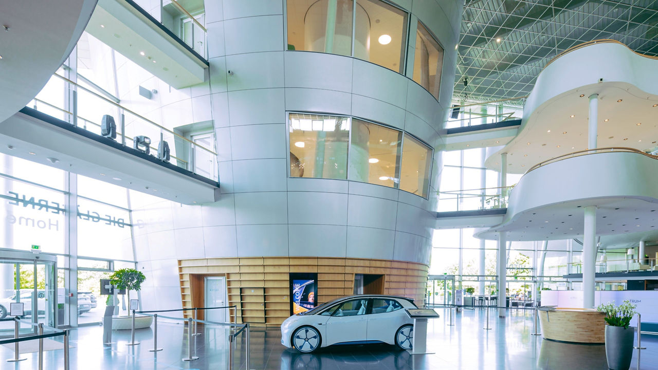 Innenansicht der gläsernen Manufaktur mit dem ID Neo im ID Square