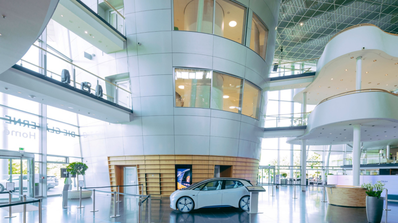 Innenansicht der gläsernen Manufaktur mit dem ID Neo im ID Square
