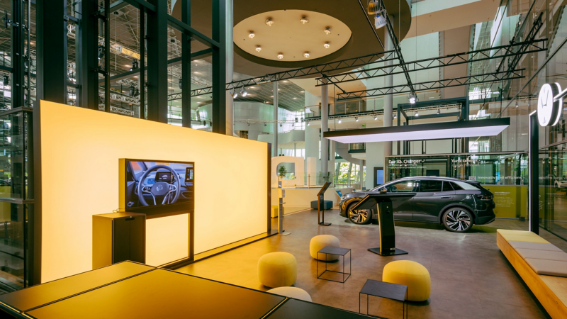ID Store mit einem VW ID.5 im Hintergrund