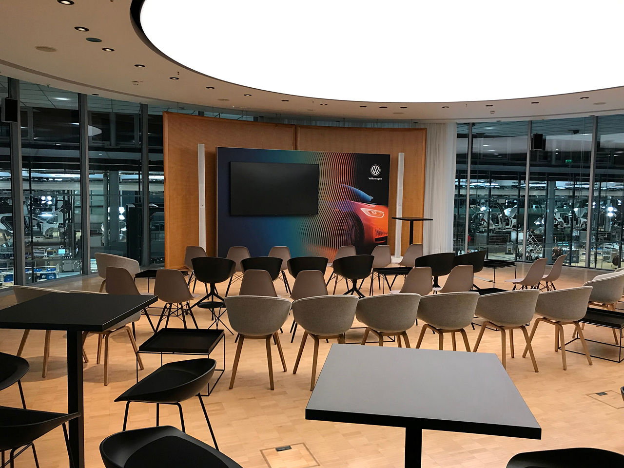 ID Circle mit Stühlen Tischen und Videowand für ein Event in der Gläsernen Manufaktur von VW