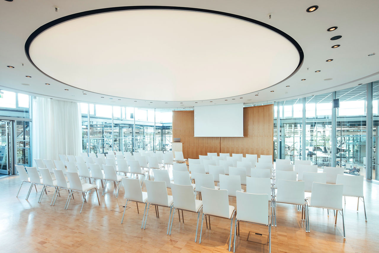 Innenansicht des ID Circle mit weißen Stühlen