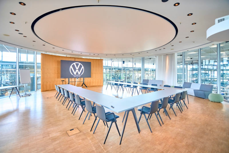 Innenansicht des ID Circle mit Bestuhlung  und Videowand für ein Event in der Gläsernen Manufaktur von VW
