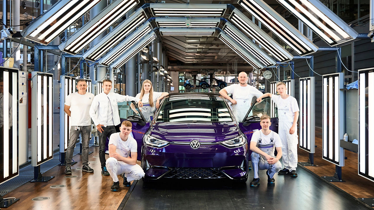 Das Sondermodell Fire + Ice mit Projektteam im Lichttunnel der Gläsernen Manufaktur von VW