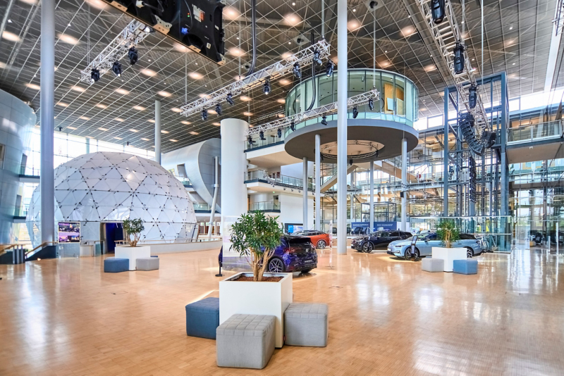 ID Floor mit Dekoration für Veranstaltung und dem ID Globe im Hintergrund
