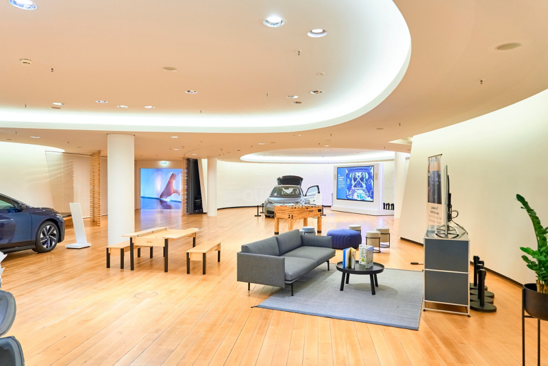 ID Floor mit Stühlen, Showfahrzeug und Videowand