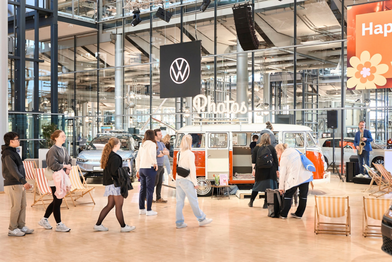Visitors at the ID. Forum in VW’s Gläserne Manufaktur, with a vintage VW Bulli in the background