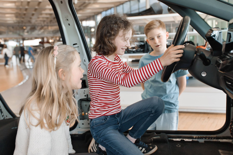 Kinder verbauen das Lenkrad im innenraum eines VW ID.3