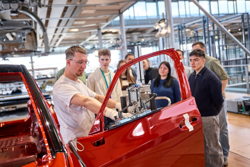 A guest operates the roll forming device on the body of the VW ID.3