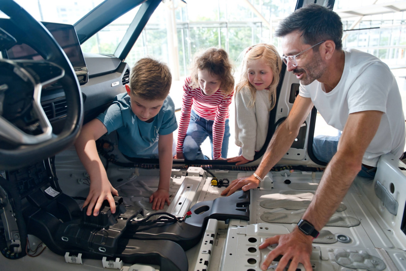 Kinder bauen unter fachkundiger Anleitung, Teile in den Fahrzeuginnenraum eines VW ID.3