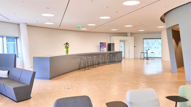 ID Studio mit Tresen und Sitzmöbeln