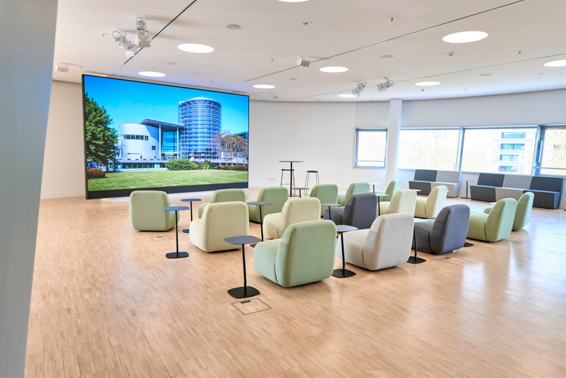 ID Studio mit Sitzmöbeln und Medienwand