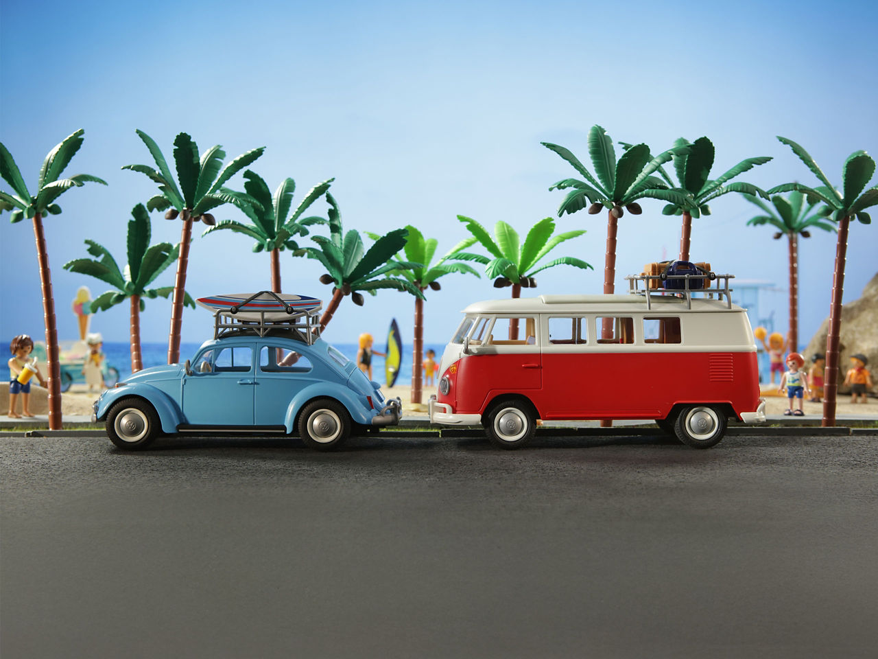 VW Käfer und T1 Camper im Playmobil®️ Kleinformat, im Hintergrund Strandpromenade ebenfalls aus Playmobil®️-Teilen