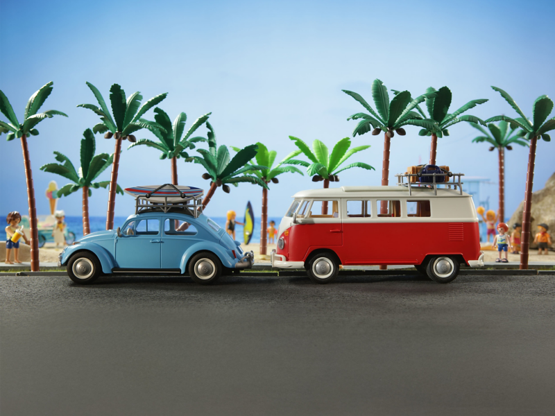 VW Käfer und T1 Camper im Playmobil®️ Kleinformat, im Hintergrund Strandpromenade ebenfalls aus Playmobil®️-Teilen
