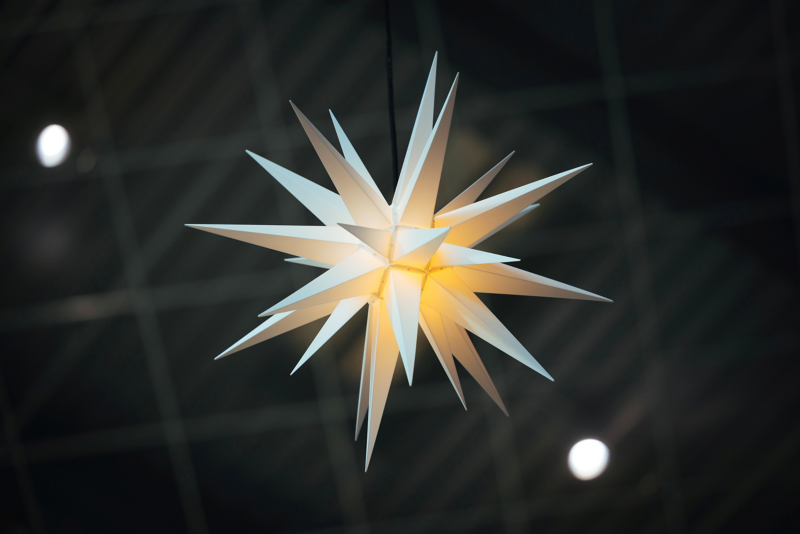 Beleuchteter Weihnachtsstern in der Gläsernen Manufaktur 